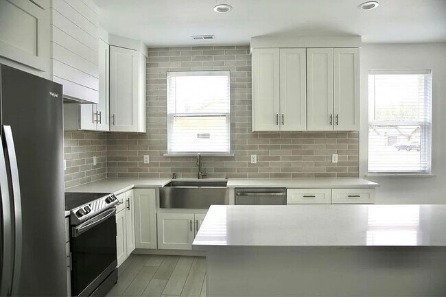 Building Photo - Modern Duplex for Rent