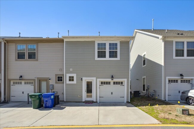 Building Photo - Huntington Pointe