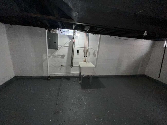 Building Photo - Spacious 3-Bedroom Colonial