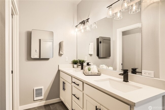 Building Photo - Spacious end-unit 3 bed townhome near Seat...
