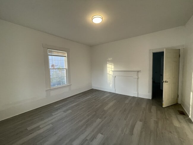 Building Photo - 852 Brook St