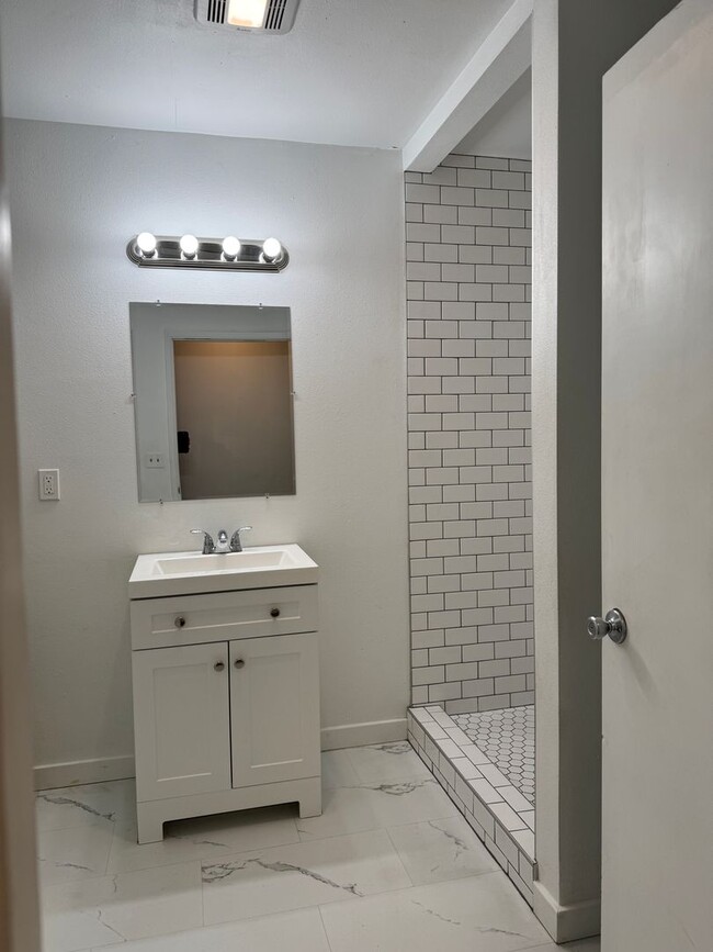 Building Photo - 1 bedroom apartment in Eugene!