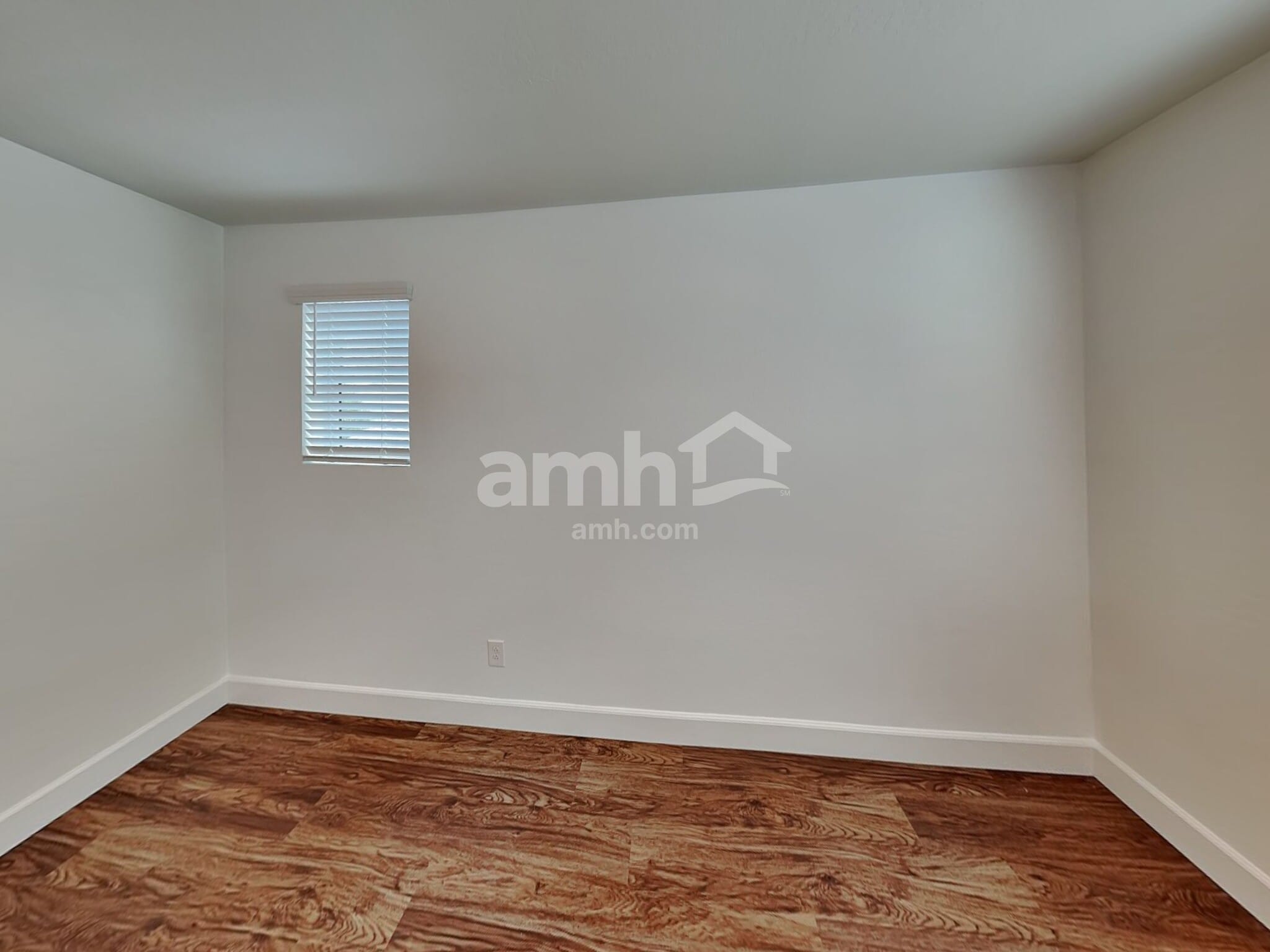 Building Photo - 638 W Hackamore Ave