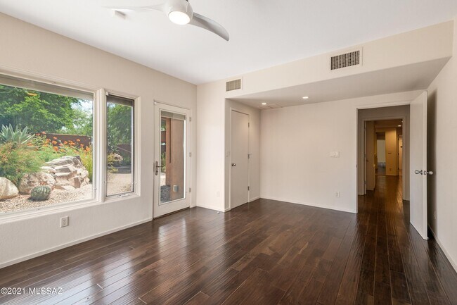 Building Photo - 6561 N Ave De Posada