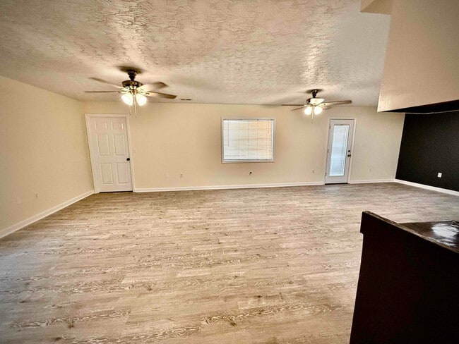 Building Photo - 73 Dan St