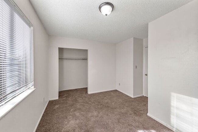 Building Photo - 3 Bed 2 Bath Townhome