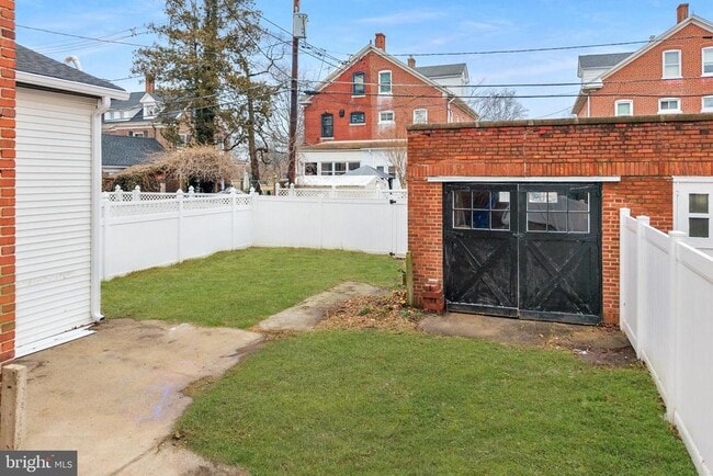 Building Photo - 12 6th Ave