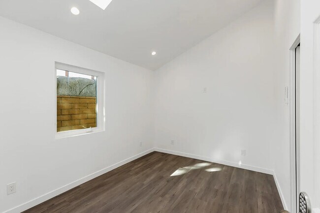 Building Photo - 620 N Cambridge St