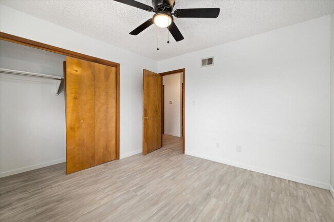 Building Photo - Bright & Updated 2 Bed Rental – Move-In Re...