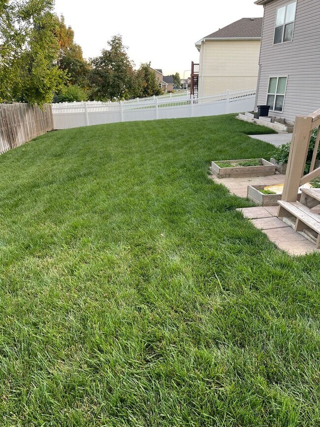 Building Photo - Spacious home in super nice neighborhood in Northwest Omaha