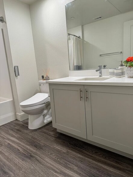 Building Photo - 5925 Charlotte Dr