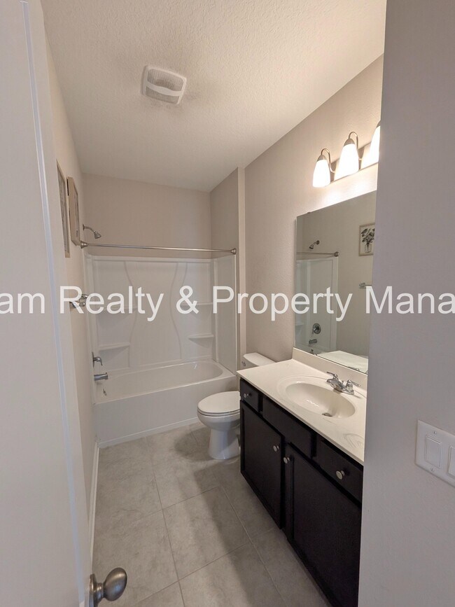 Building Photo - 100 Golden Fern Dr