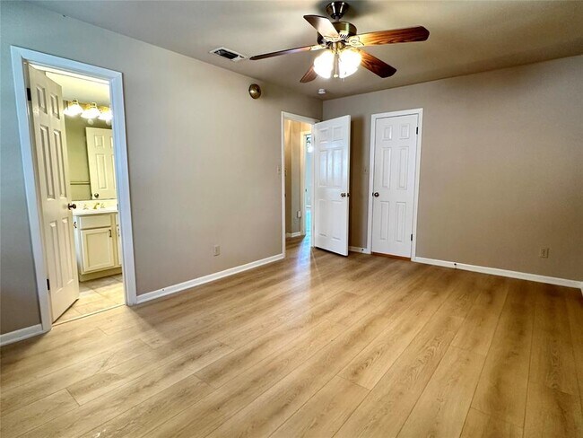 Building Photo - 9006 Balcones Club Dr