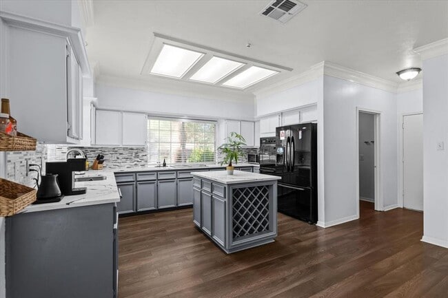 Building Photo - 10116 Pinehurst Dr