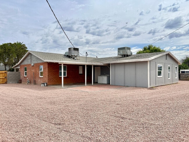 Building Photo - 751 W 3rd Pl