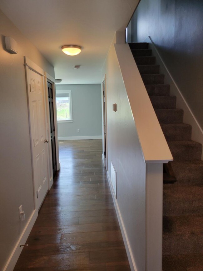 Building Photo - 3 Bedroom, 2 1/2 Bathroom Townhouse -2 wee...