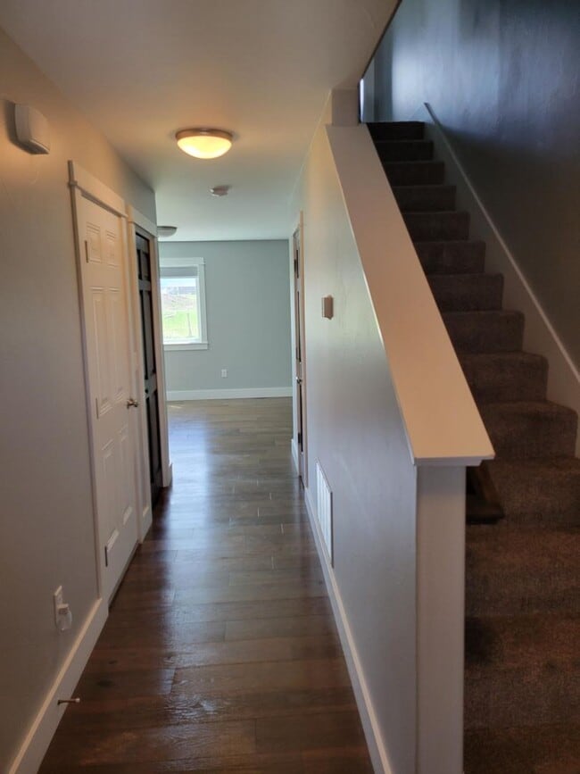 Building Photo - 3 Bedroom, 2 1/2 Bathroom Townhouse -2 weeks free rent with 1-year lease-