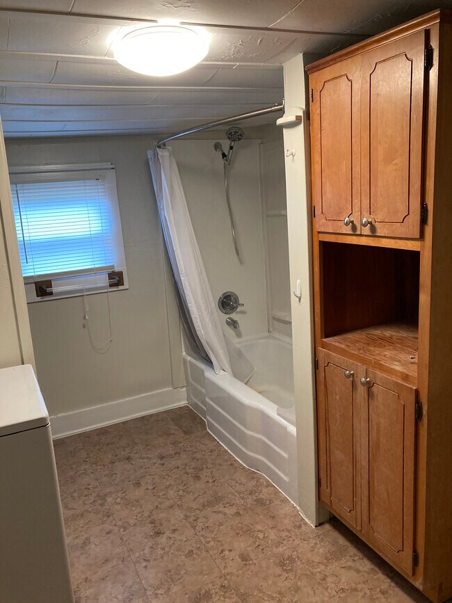 Building Photo - 5542 Meadowbrook Dr