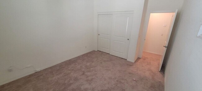 Building Photo - Beautiful condo in Eastvale