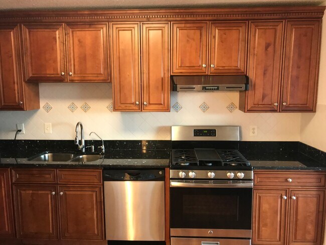 Building Photo - Luxury 1 bedroom 1 bath condo with great amenities