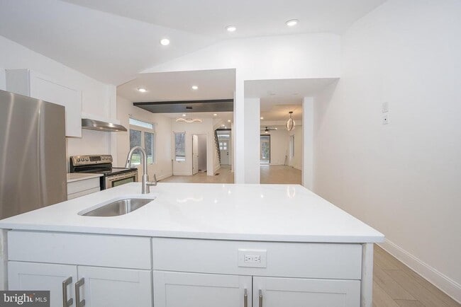 Building Photo - 622 Spring Ave