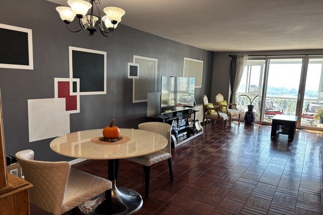 Building Photo - 2000 Linwood Ave