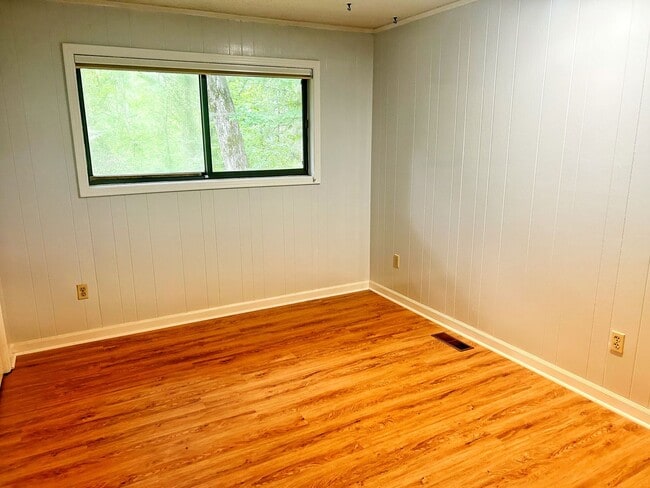 Building Photo - Five bedroom home on one acre of land loca...