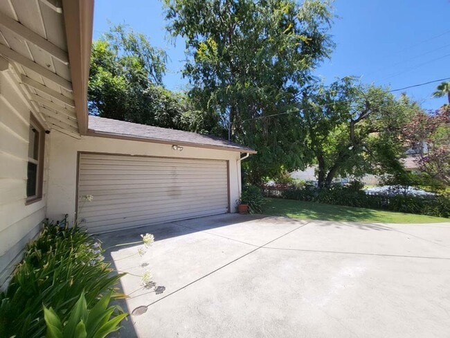 Building Photo - Newly Rehabbed Charming 3 Bed 2 Bath Home ...