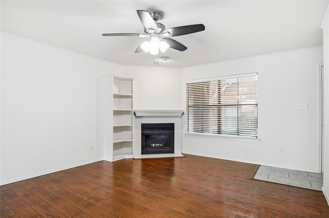 Building Photo - Beautiful Townhome in Gated Community