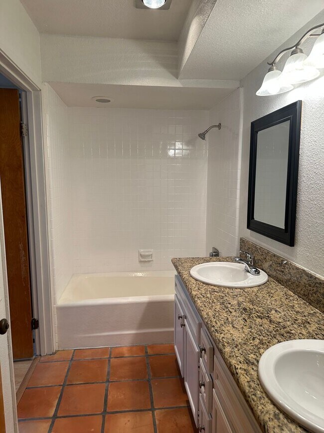 Building Photo - MISSION HILLS-SPACIOUS 2BR /2BA WITH MODER...