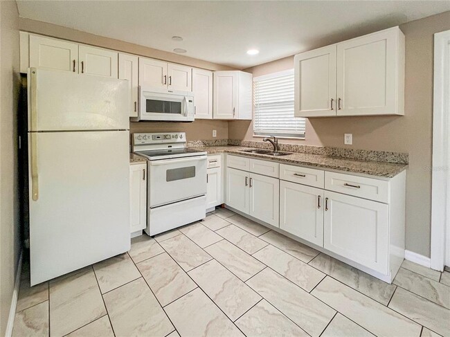 Building Photo - 5850 Colonial Dr