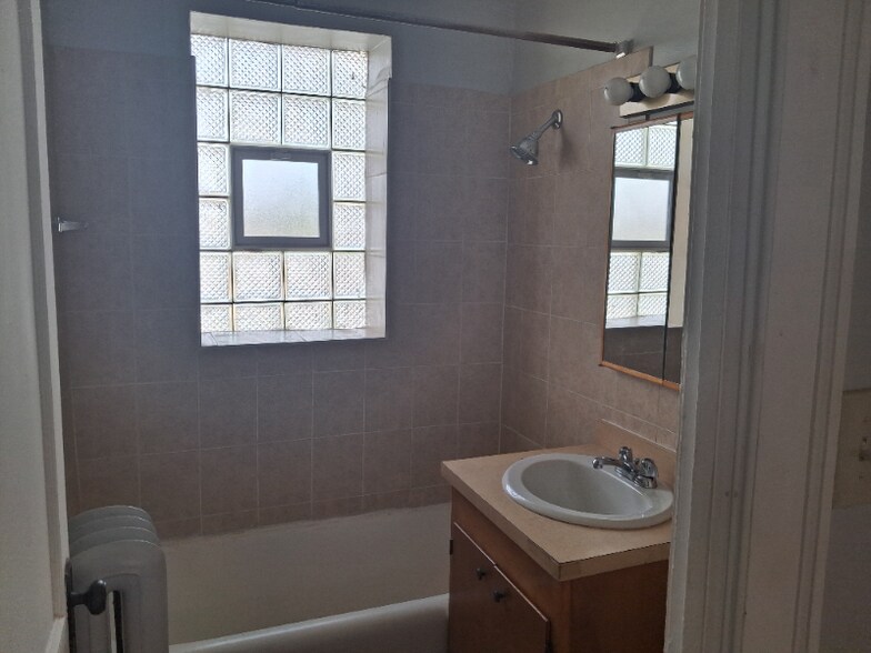 Building Photo - 8808 S Blackstone Ave