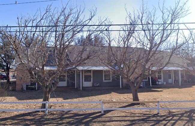 Building Photo - 610 W 8th St