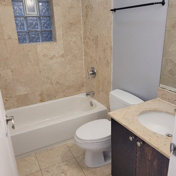 Building Photo - 2440 W Madison St