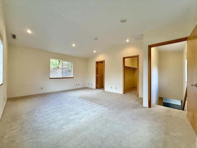 Building Photo - 300 Colonial Dr