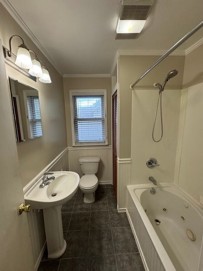 Building Photo - 2 bed 1 bath Rochester Hills ranch with ga...