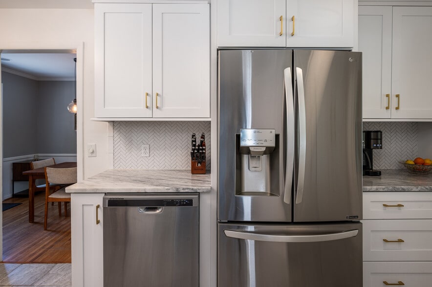 Building Photo - 582 Whispering Hills Dr