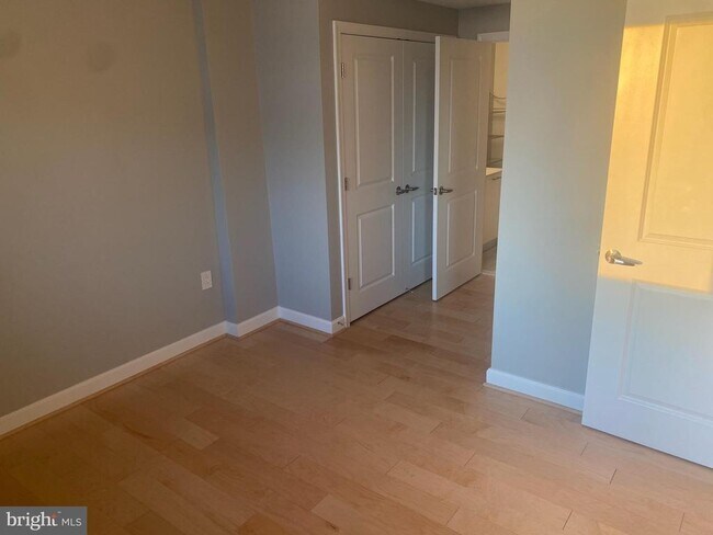 Building Photo - 5750 Bou Ave