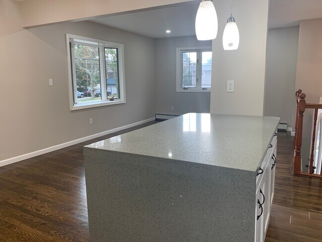 Building Photo - 573 Spur Dr N