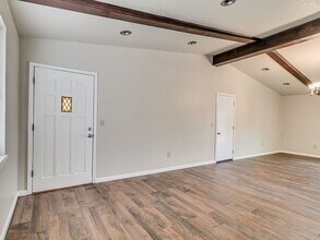 Building Photo - 3 Bed/1.5 Bath home with LARGE FENCED YARD...