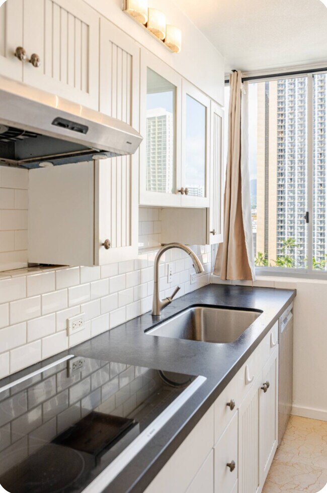 Building Photo - 2500 Kalakaua Ave