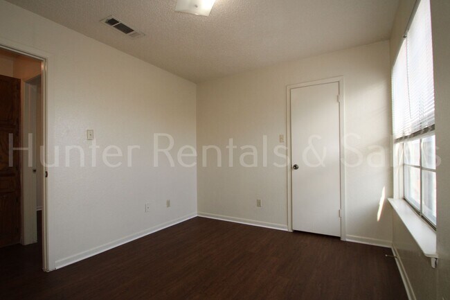 Building Photo - Charming Two-Bedroom Townhome with Fireplace