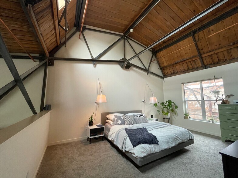 Spacious main bedroom/loft - 3033 Blake St