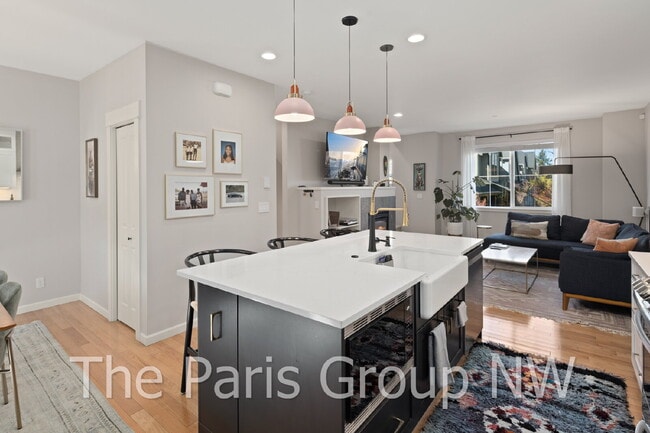 Building Photo - Stylish Model Hm in Issaquah Highlands * Park-Facing, EV Charger, Designer Upgrades & Very Walkable!