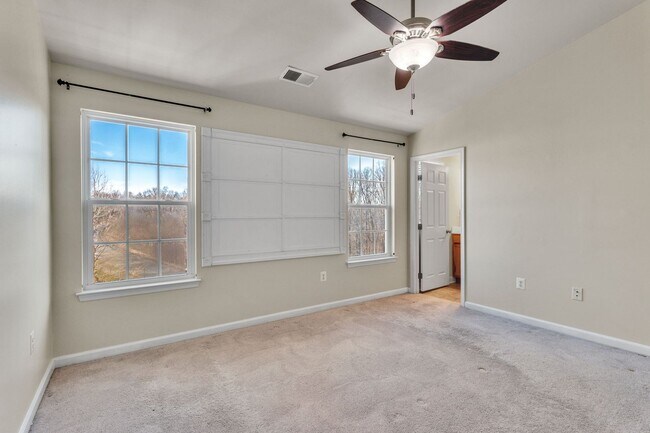 Building Photo - Charming 3 BR + Den Townhouse available now