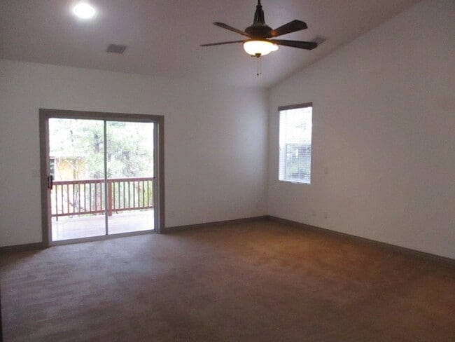 Building Photo - 820 E Pine Ln