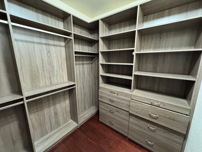 Building Photo - 5 Bedroom Luxury home