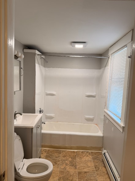 Building Photo - 557 Pine St