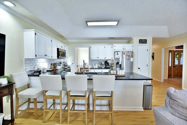 Building Photo - Move-in Ready 1-level in cul de sac with privacy fenced backyard