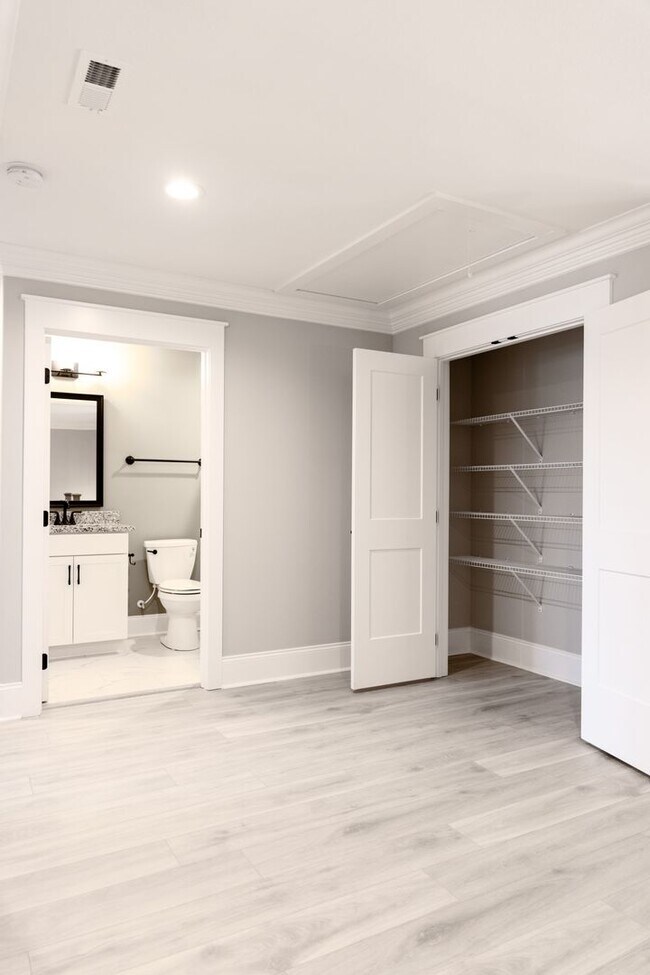 Building Photo - Elegant All-Brick Townhome in a Gated Community in Sango